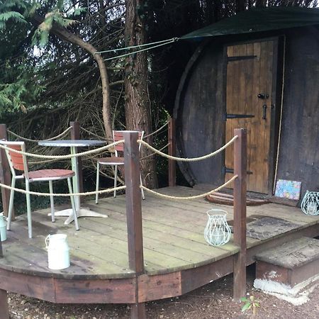 Charming 2-Bed Cabin In Domfront-En-Poiraie Perrou Exterior foto