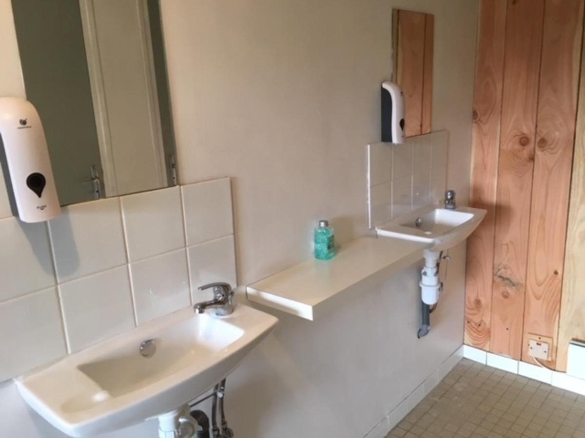 Charming 2-Bed Cabin In Domfront-En-Poiraie Perrou Exterior foto